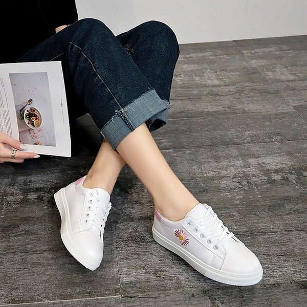 Casual γυναικεία αθλητικά παπούτσια από οικολογικό δέρμα με κέντημα