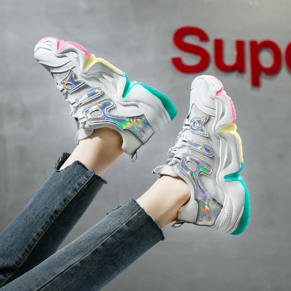 Új tornacipő modell durva talppal textilből és öko bőrből