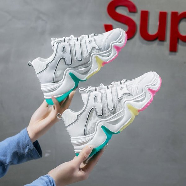 Új tornacipő modell durva talppal textilből és öko bőrből