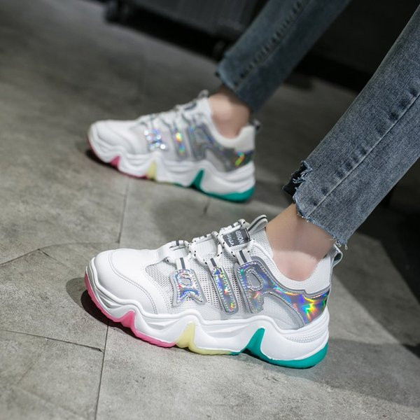 Új tornacipő modell durva talppal textilből és öko bőrből