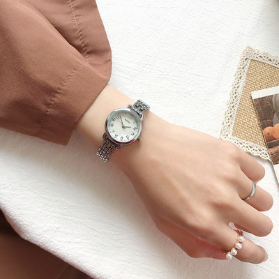 Стилен дамски часовник в сребрист и златист цвят в кръгла форма
