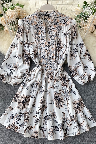 Μοντέρνο γυναικείο φόρεμα με σχέδιο και λαιμόκοψη