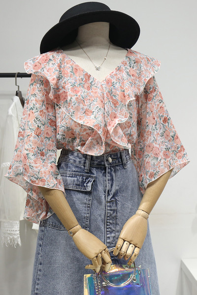 Värviline naiste särk spitsikaelusega ja laiade varrukatega