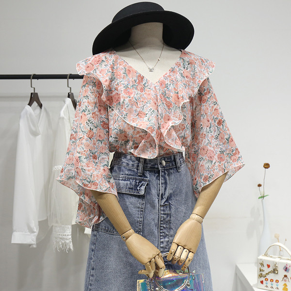 Värviline naiste särk spitsikaelusega ja laiade varrukatega