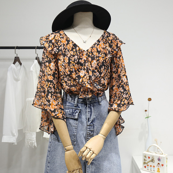 Värviline naiste särk spitsikaelusega ja laiade varrukatega