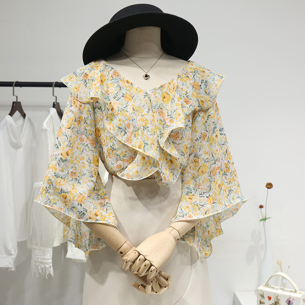 Värviline naiste särk spitsikaelusega ja laiade varrukatega