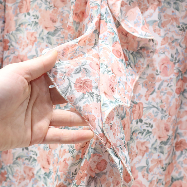 Värviline naiste särk spitsikaelusega ja laiade varrukatega