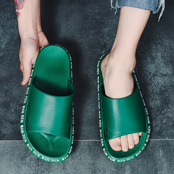 Νέο μοντέλο άνετα ανδρικές παντόφλες με επιγραφή στη σόλα