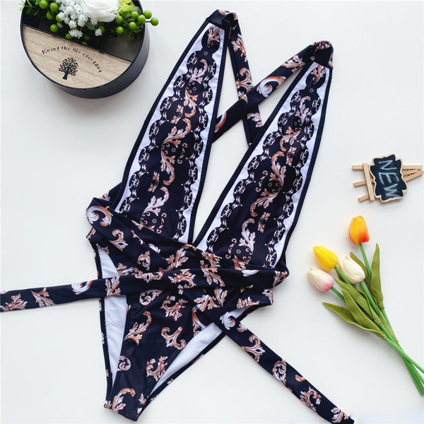 Täielik ujumistrikoo vöökoha lipsudega ja ristrihmadega seljal