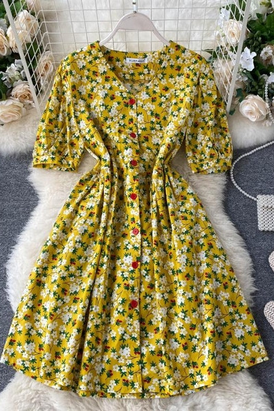 Värviliste nööpide ja lillemustriga vabaaja naiste kleit