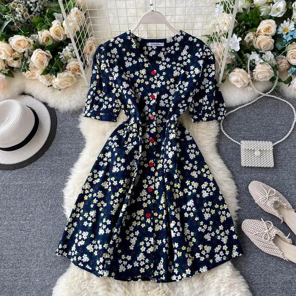 Värviliste nööpide ja lillemustriga vabaaja naiste kleit