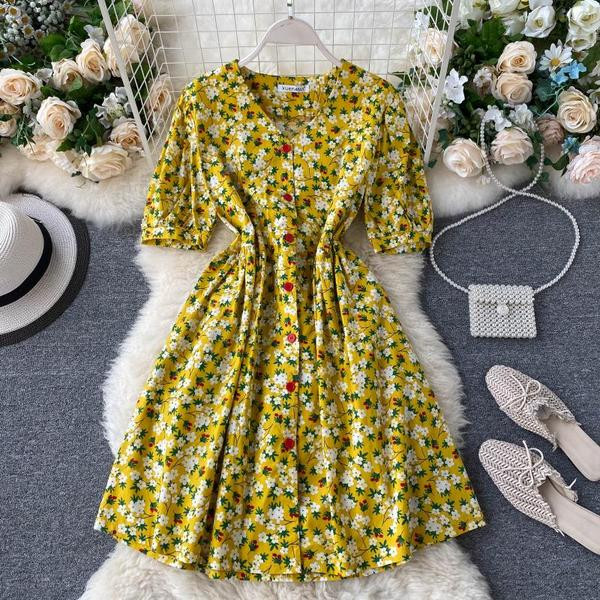 Värviliste nööpide ja lillemustriga vabaaja naiste kleit