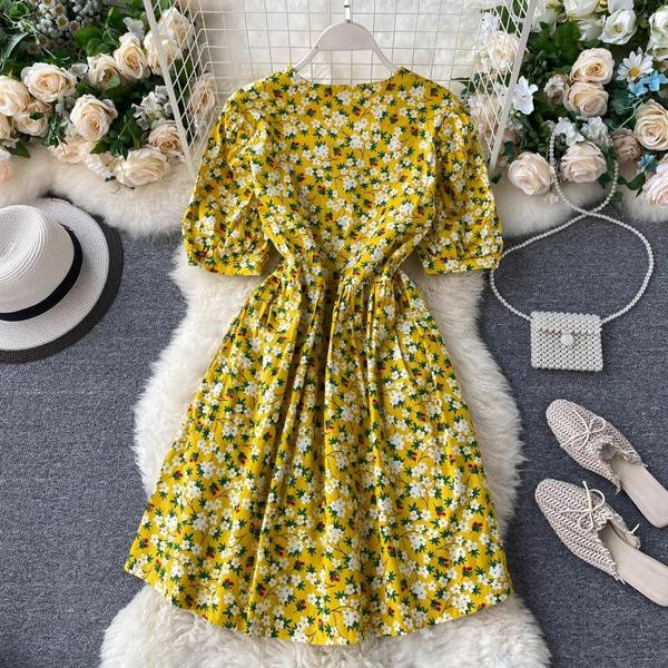 Värviliste nööpide ja lillemustriga vabaaja naiste kleit