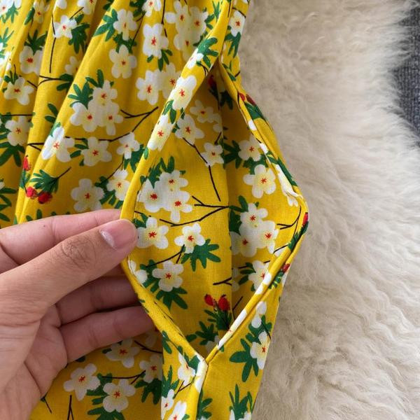 Värviliste nööpide ja lillemustriga vabaaja naiste kleit