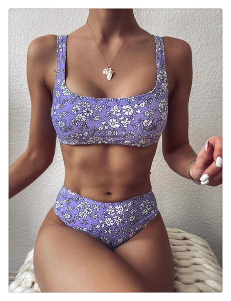 Lillemustriga ujumistrikoo ja kõrge vöökohaga püksid