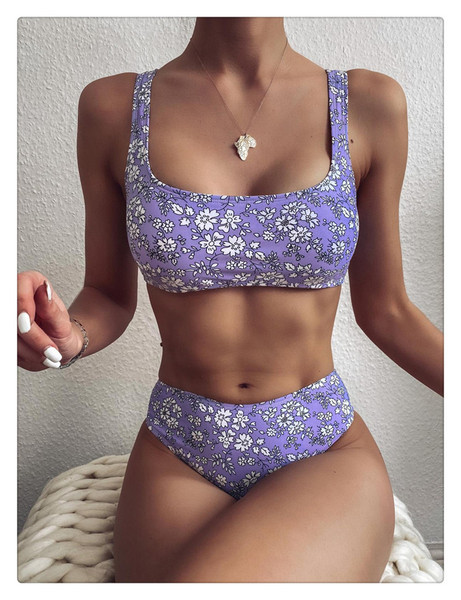 Lillemustriga ujumistrikoo ja kõrge vöökohaga püksid