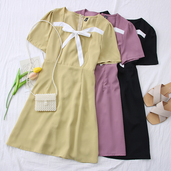 Moodne naiste kleit lühikeste varrukate ja paelaga