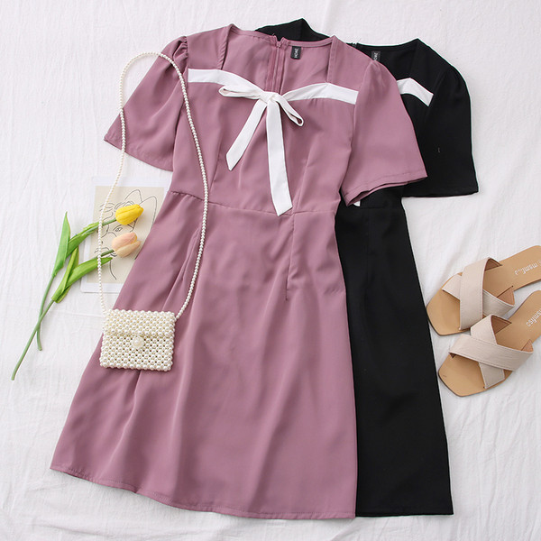 Moodne naiste kleit lühikeste varrukate ja paelaga