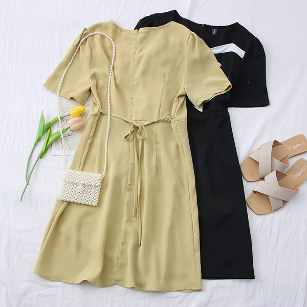 Moodne naiste kleit lühikeste varrukate ja paelaga