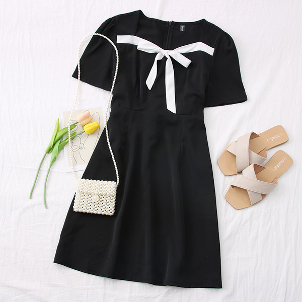 Moodne naiste kleit lühikeste varrukate ja paelaga