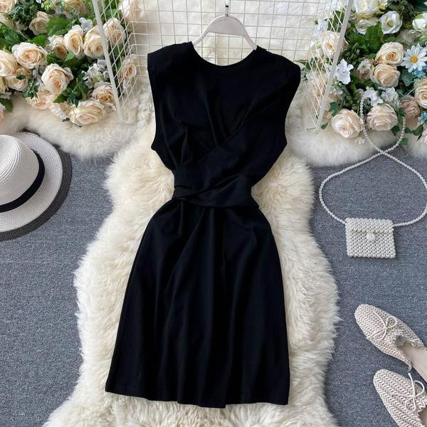 Naiste vabaaja lühike ovaalse kaelusega kleit