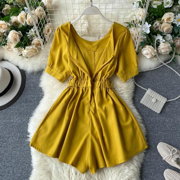 Vabaaja naiste lühike kombinesoon kandilise kaelusega ja lühikeste varrukatega