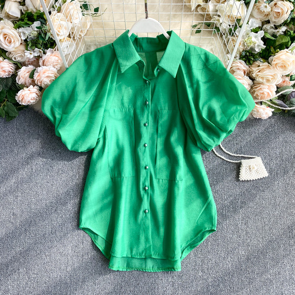 Naiste vabaajasärk klassikalise krae, nööpide ja lühikeste varrukatega