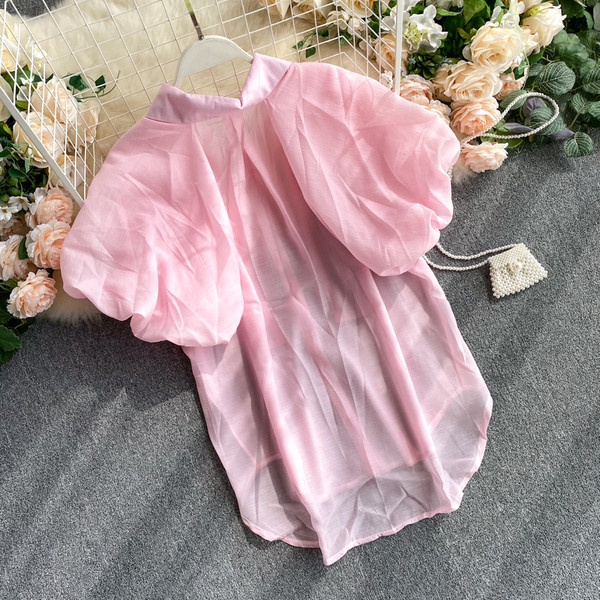 Naiste vabaajasärk klassikalise krae, nööpide ja lühikeste varrukatega