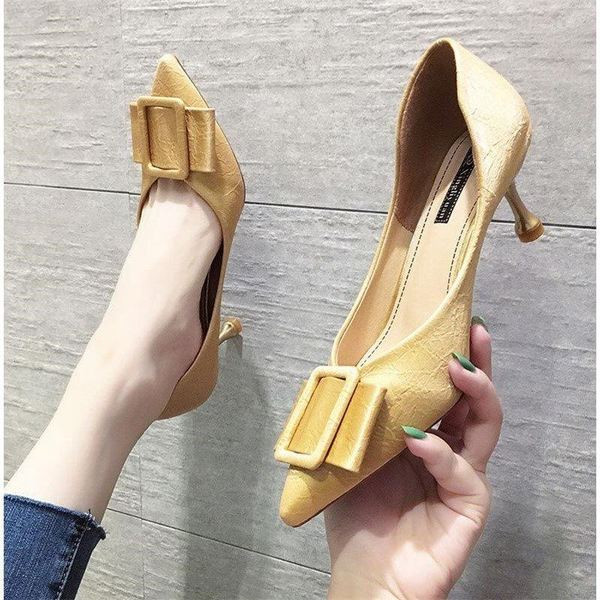 Stílusos női magas sarkú cipő szalaggal