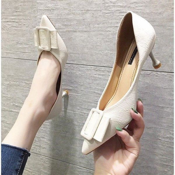 Stílusos női magas sarkú cipő szalaggal