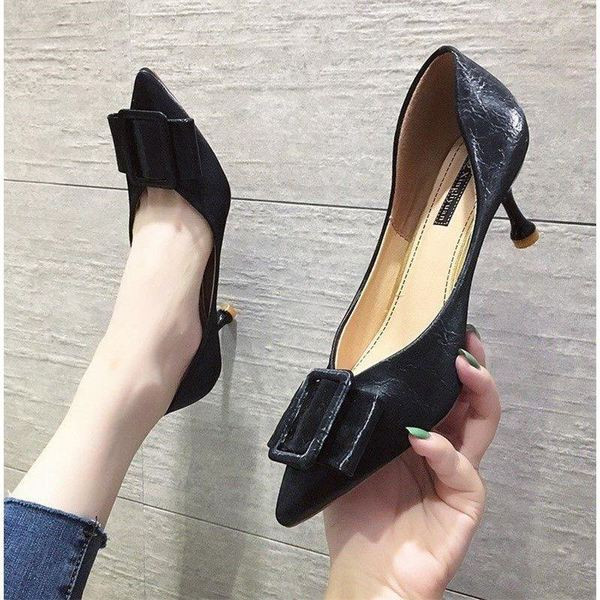 Stílusos női magas sarkú cipő szalaggal