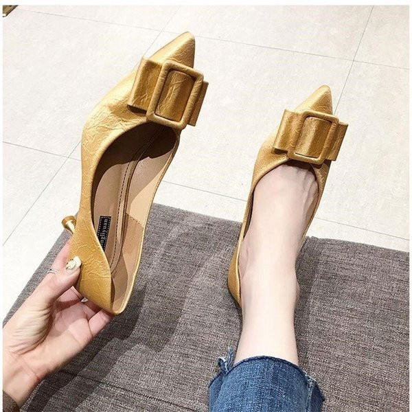 Stílusos női magas sarkú cipő szalaggal