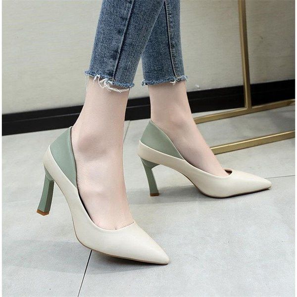 Elegantne õhukese kontsaga terava otsaga naiste kingade mudel