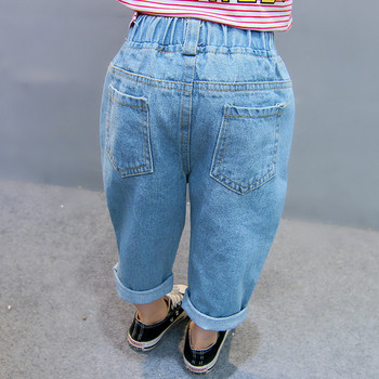 Детски дънки с апликация и джобове в син цвят за момичета