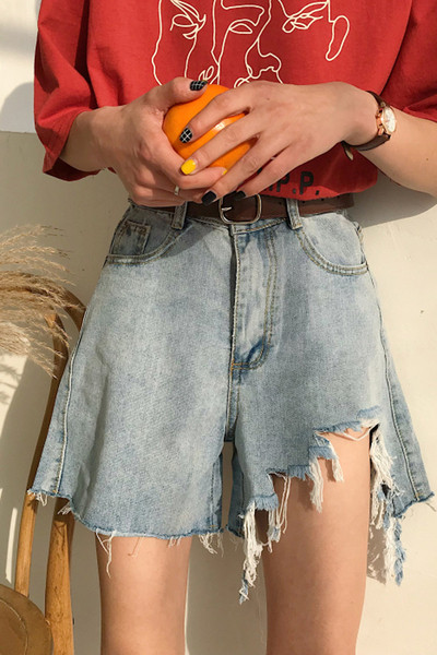 Naiste vabaaja lühikesed püksid, millel on parem rebenenud ja kõrge vöökoht