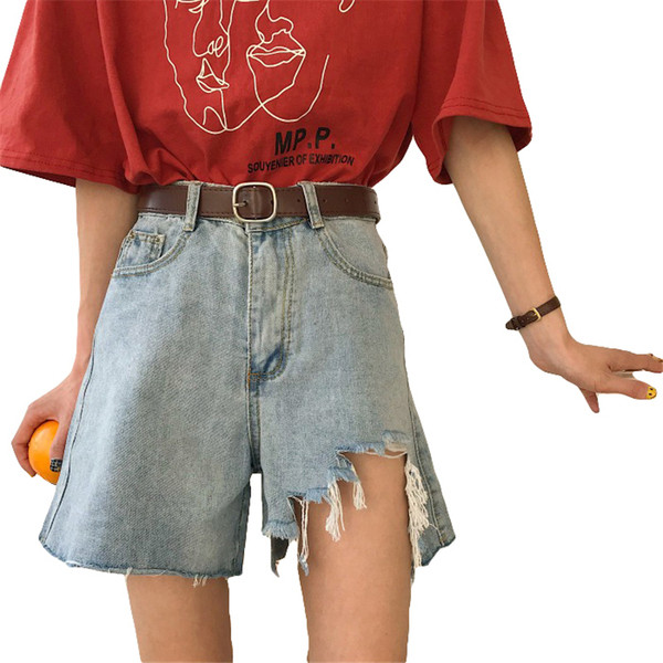 Naiste vabaaja lühikesed püksid, millel on parem rebenenud ja kõrge vöökoht