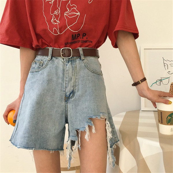 Naiste vabaaja lühikesed püksid, millel on parem rebenenud ja kõrge vöökoht