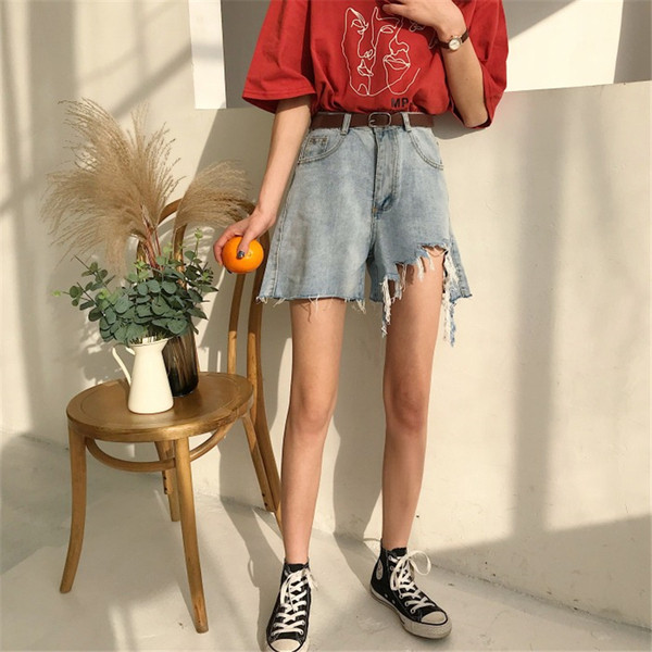 Naiste vabaaja lühikesed püksid, millel on parem rebenenud ja kõrge vöökoht