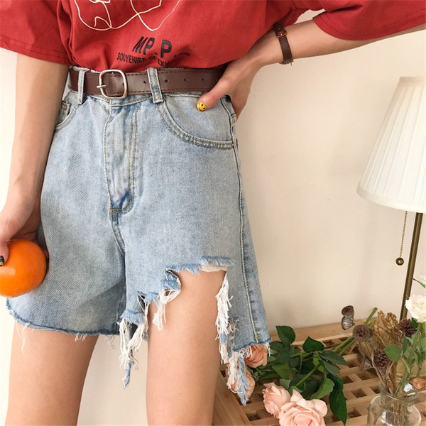 Naiste vabaaja lühikesed püksid, millel on parem rebenenud ja kõrge vöökoht