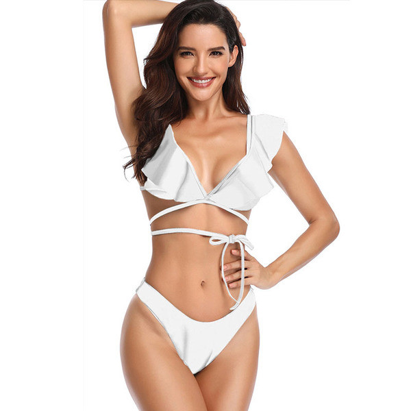 Ülaosas lokkidega ujumistrikoo ja lipsud