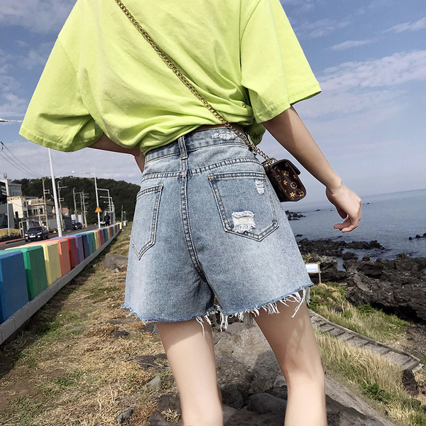 Vabaaja naiste lühikesed teksad kõrge vöökohaga ja paremalt rebenenud