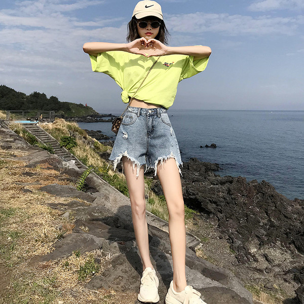 Vabaaja naiste lühikesed teksad kõrge vöökohaga ja paremalt rebenenud