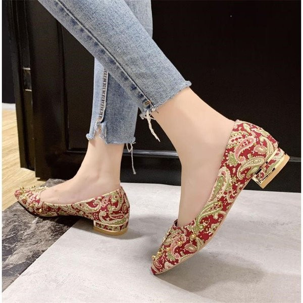 Стилни дамски мокасини с бродерия и камъни 