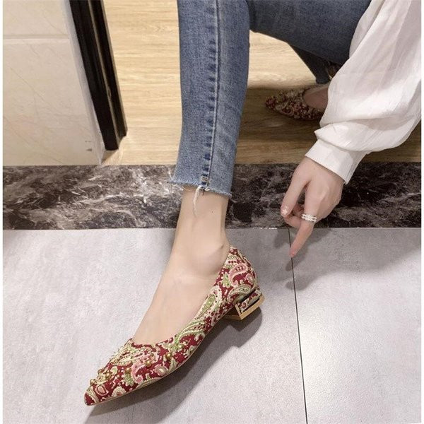 Стилни дамски мокасини с бродерия и камъни 