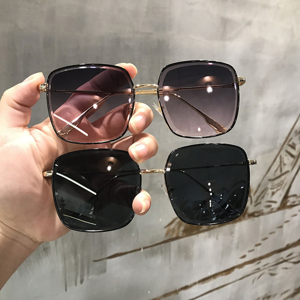 Σύγχρονα γυναικεία γυαλιά σε τετράγωνο σχήμα