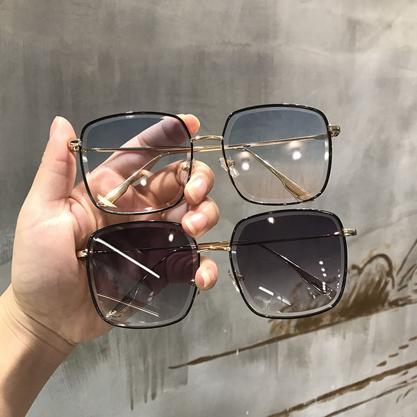 Σύγχρονα γυναικεία γυαλιά σε τετράγωνο σχήμα