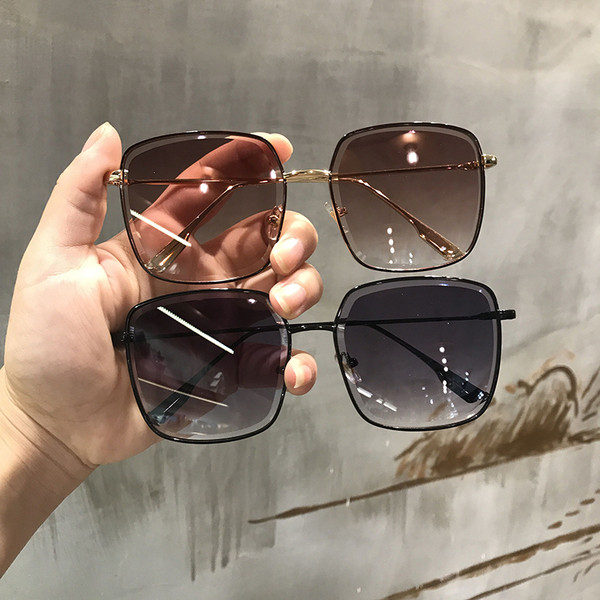 Σύγχρονα γυναικεία γυαλιά σε τετράγωνο σχήμα