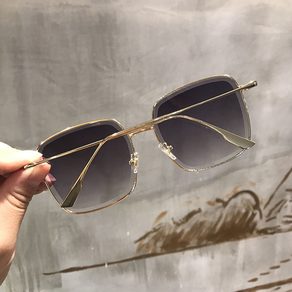 Σύγχρονα γυναικεία γυαλιά σε τετράγωνο σχήμα