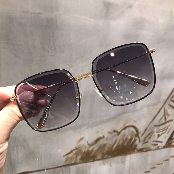 Σύγχρονα γυναικεία γυαλιά σε τετράγωνο σχήμα