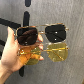 Ochelari moderni potriviti pentru barbati si femei in forma patrata